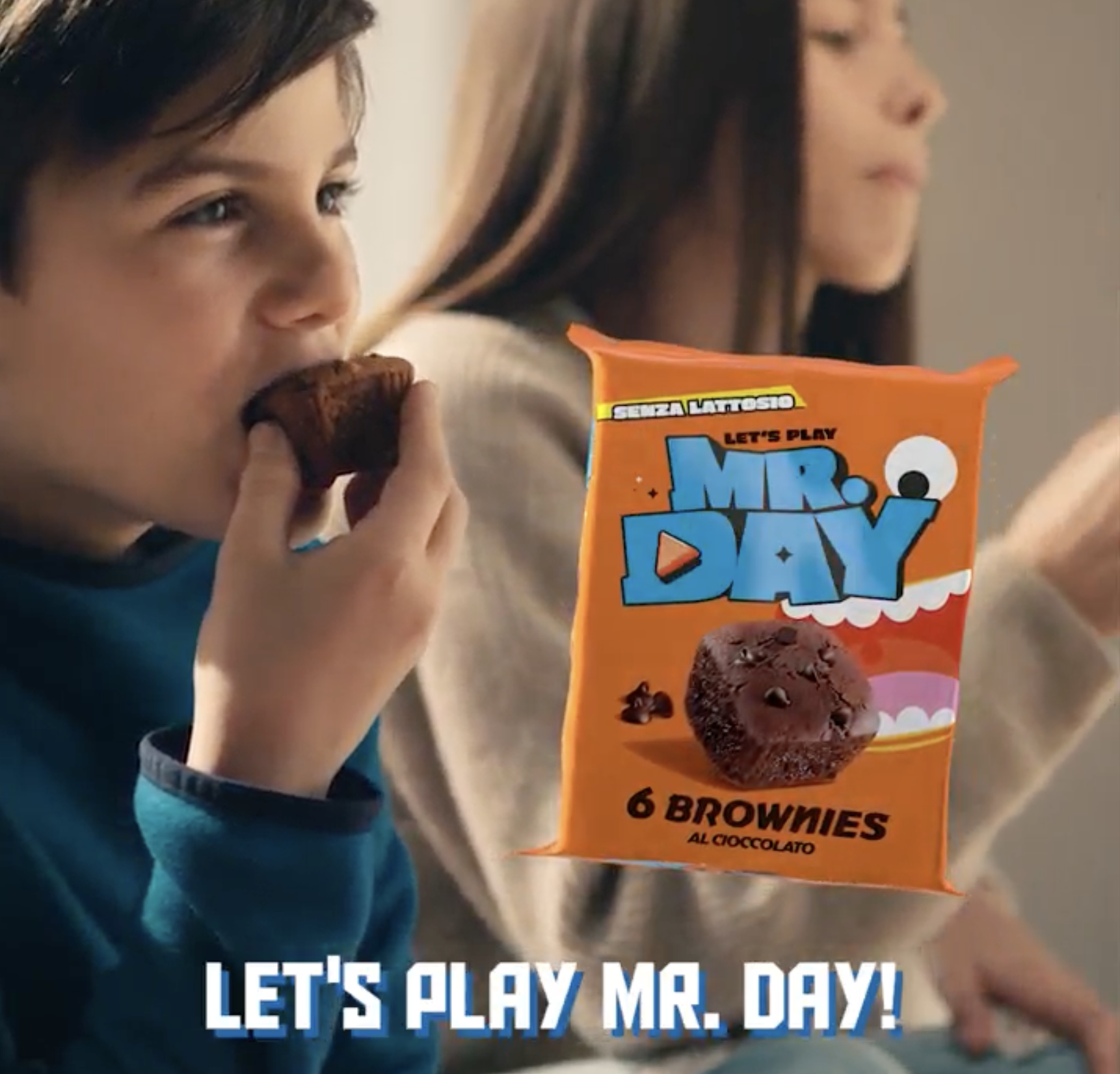 bambino che mangia un brownie con confezione dei brownies al cioccolato di MrDay con bambina sullo sfondo e scritta "let's play Mr.Day!"